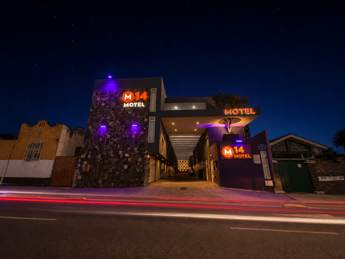 Fachada nocturna de Motel M14 en Puebla