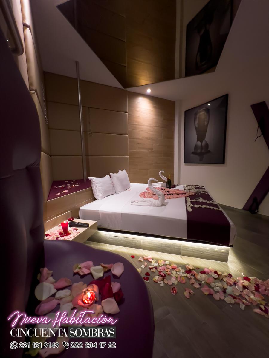 Cama iluminada y sillón tántrico