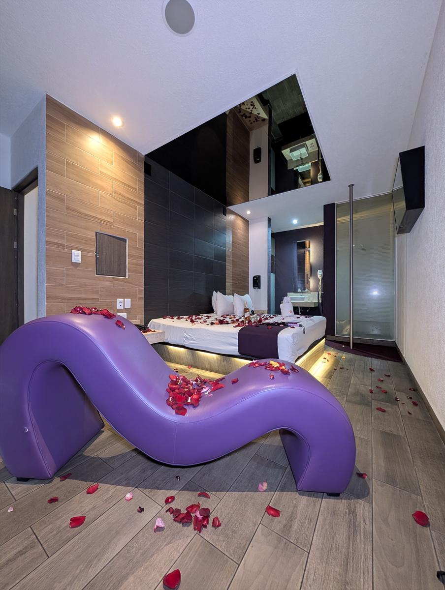 Chaise tántrico en habitación temática
