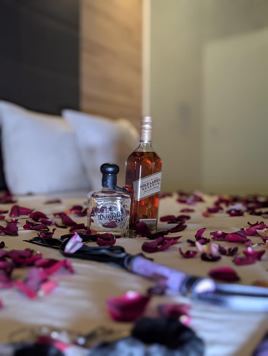 Detalle de bebidas en la habitación