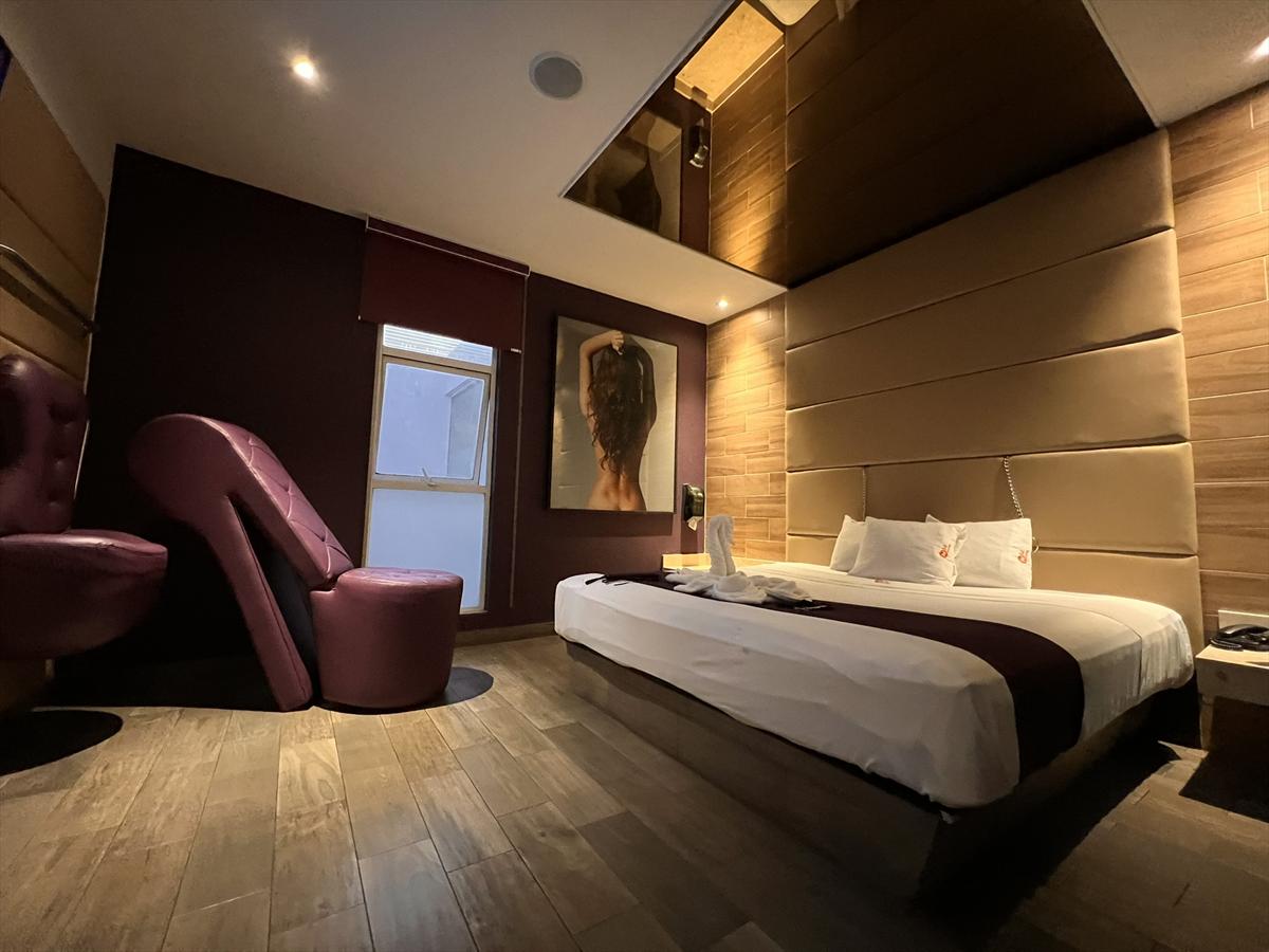 Cama e iluminación de habitación Peatonal